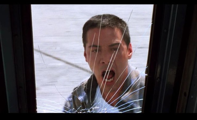 Keanu Reeves vô tình làm vỡ kính xe buýt trong Speed