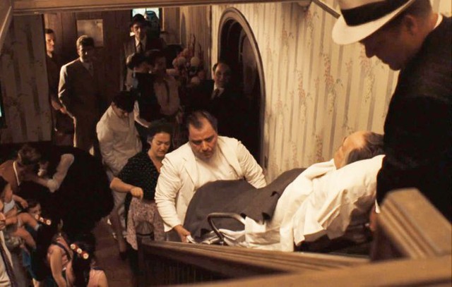 Marlon Brando đặt tạ dưới người khi được khiêng trong The Godfather